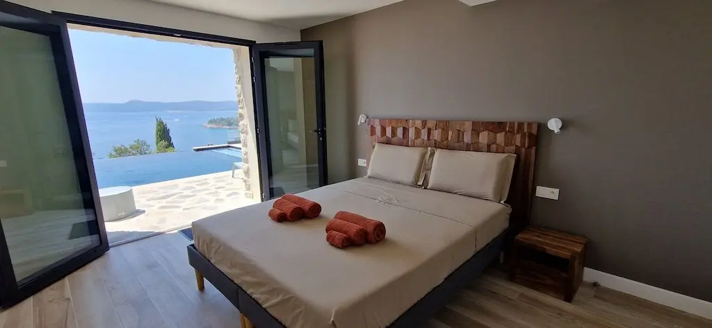 Chambre de la Villa GL. ouverte sur la mer par une grande baie vitrée