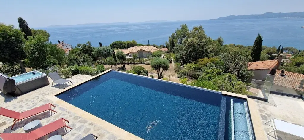 Piscine et terrasse de la Villa GL. au-dessus de la baie