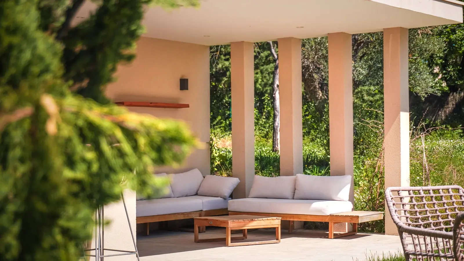 Salon d'été sous les piliers du pool house de la Villa S.
