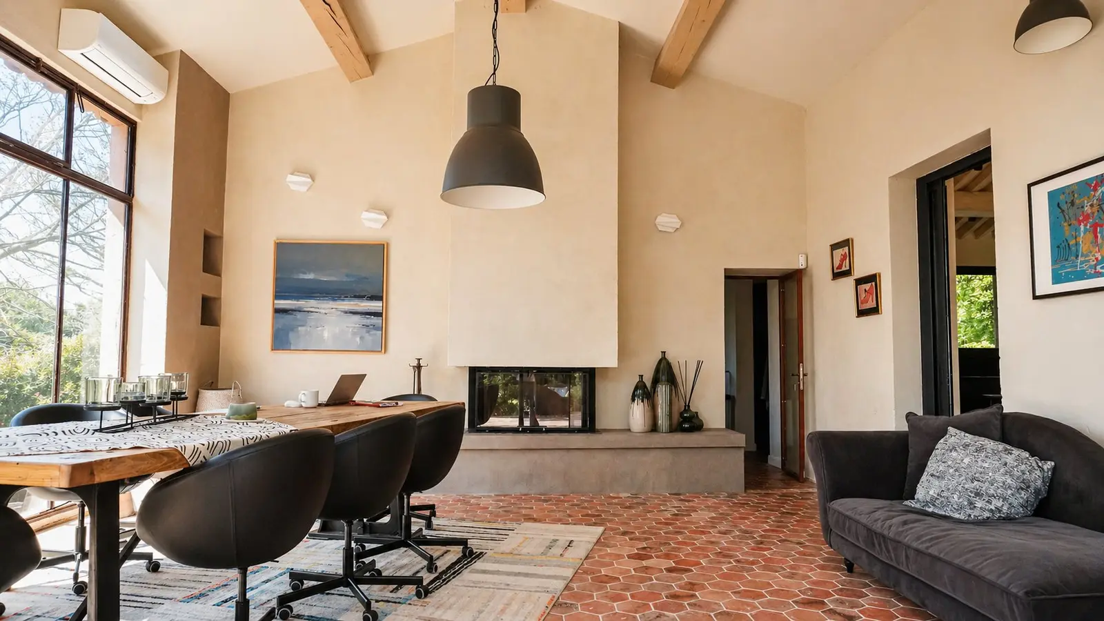 Pièce à vivre de la Villa S. : tomettes, charpente apparente, cheminée et grand bureau