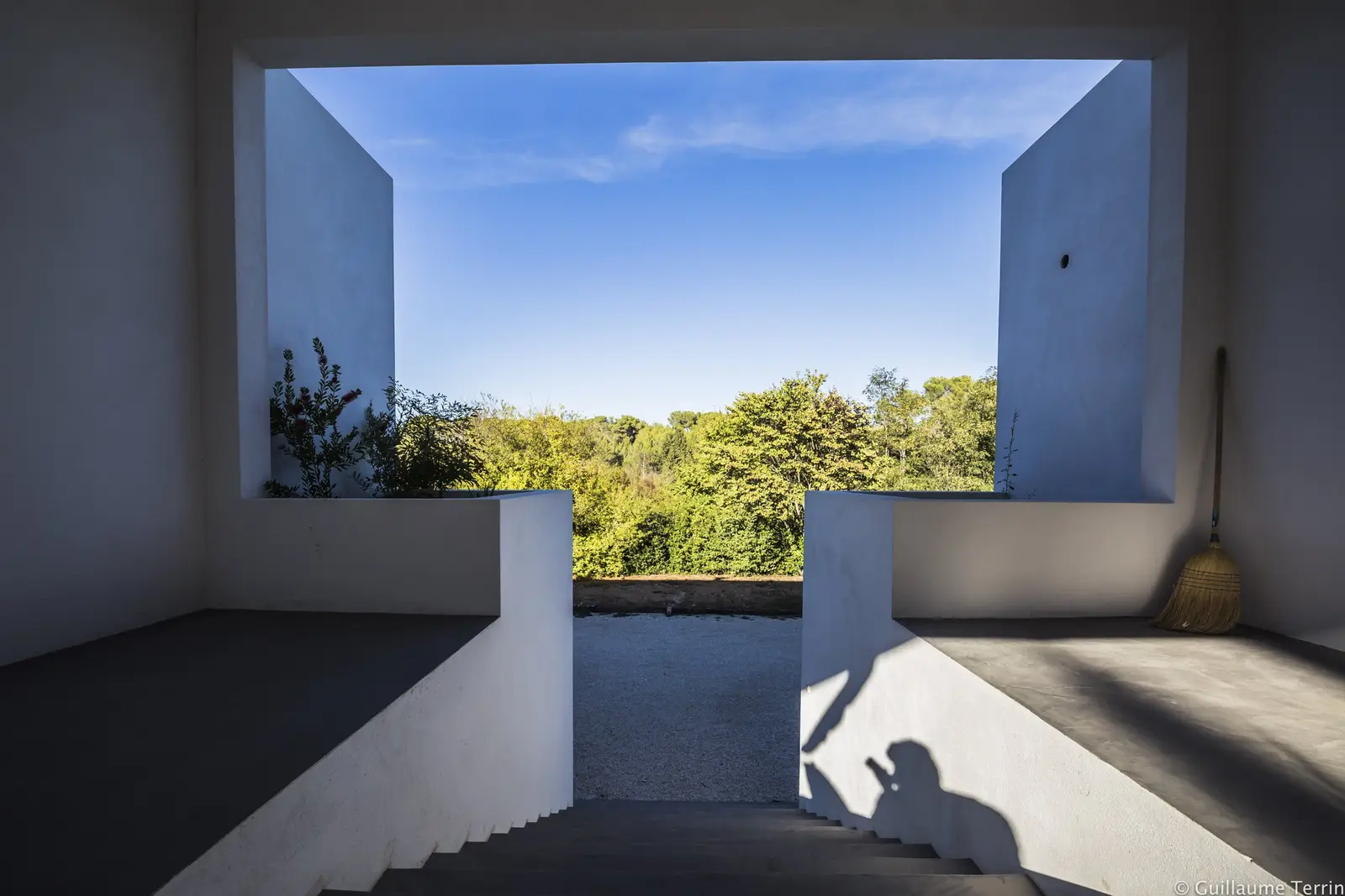 Terrasse en loggia de la Villa T., cadrée sur les arbres